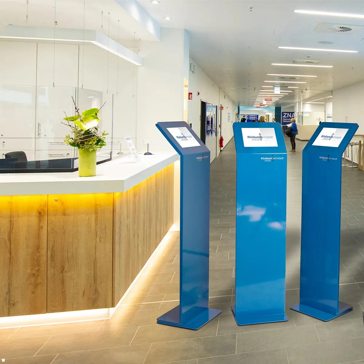 Blaue Tablet Bodentständer in einer Klinik