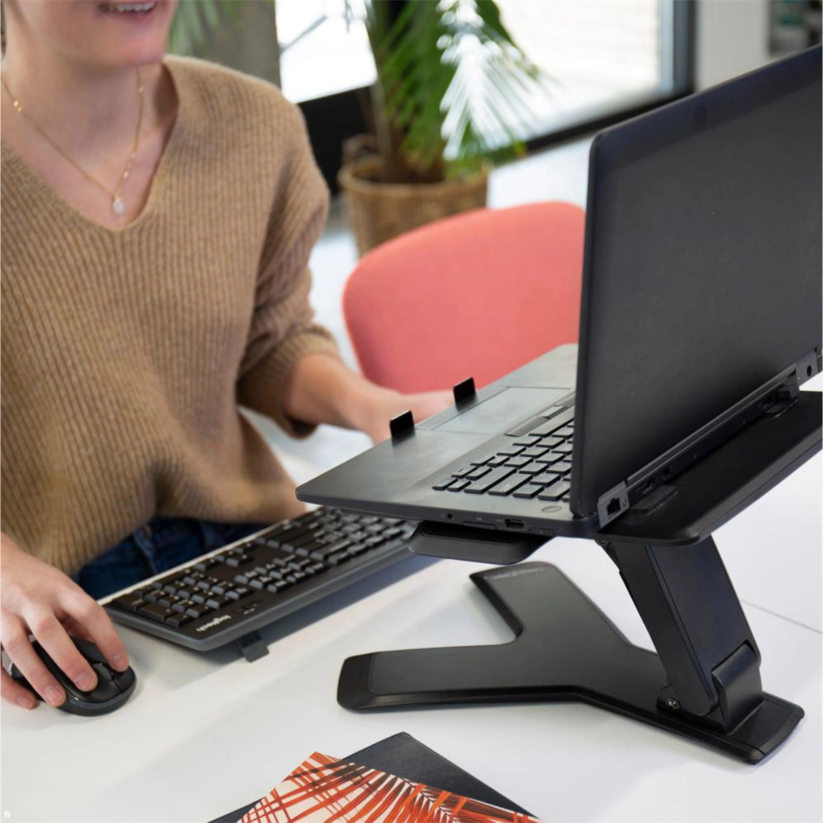 Ergotron 33-334-085 Tischstativ in Anwendung auf einem Tisch