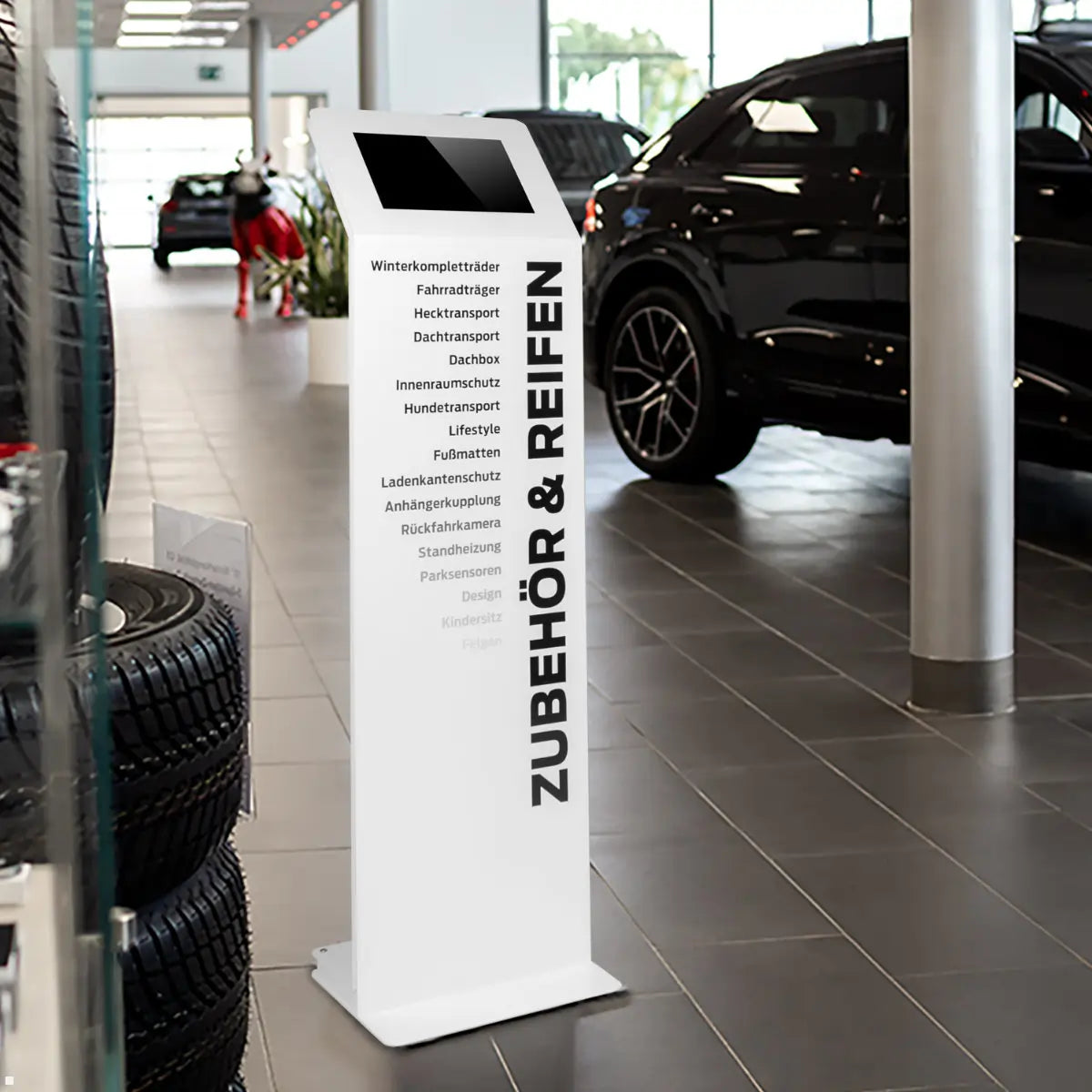 Tablet Bodenständer in einem Autohaus