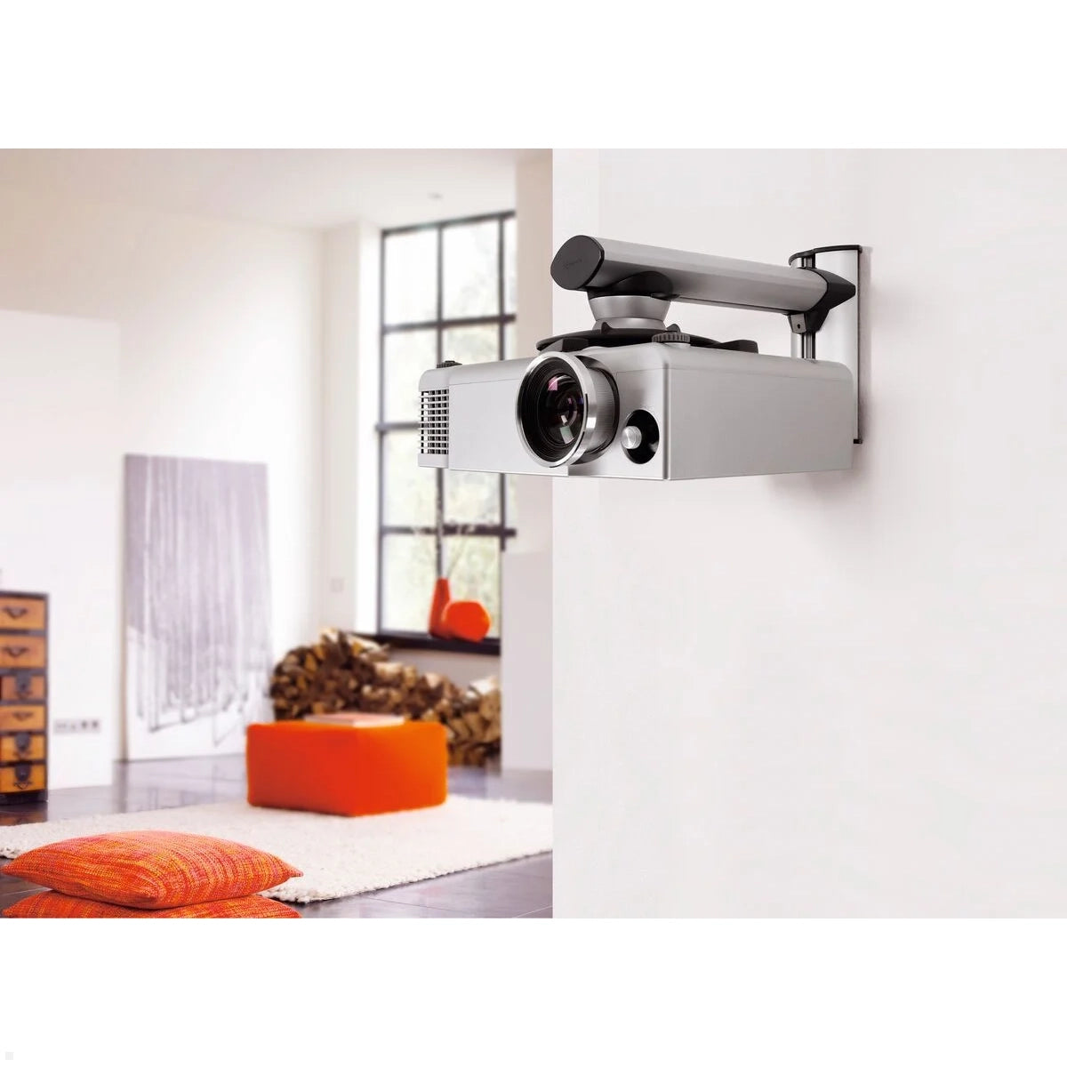 Vogels EPW 6565 Beamer Wandhalterung monitiert im Wohnzimmer